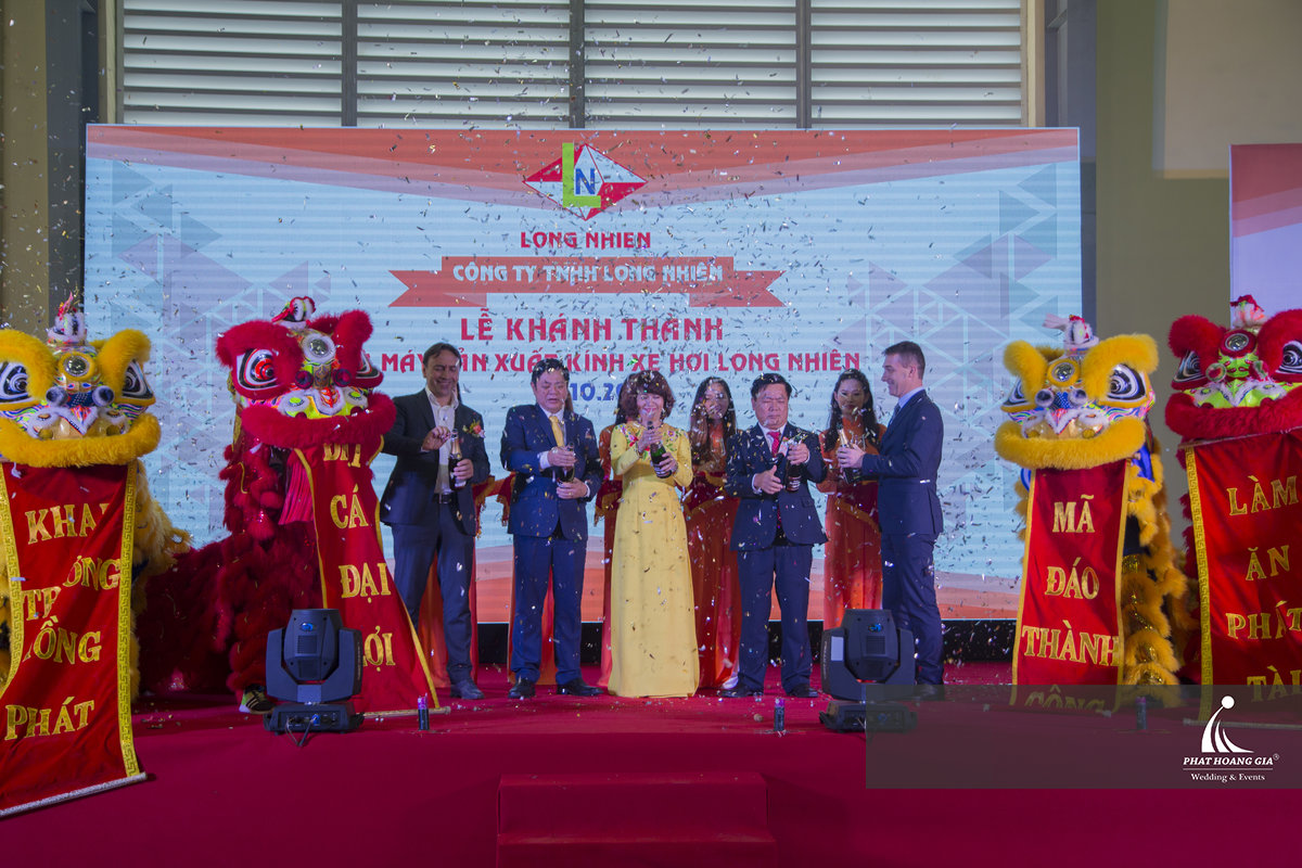 Nhiều chương trình kết hợp nghi thức truyền thống với các yếu tố trình diễn để tăng trải nghiệm cho khách mời.