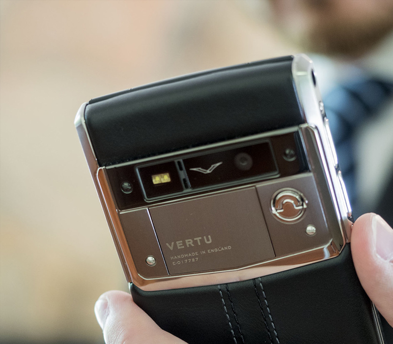 Trên tay Vertu Signature S