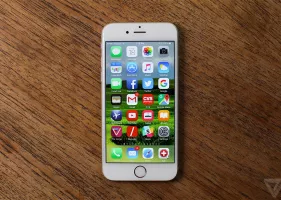 iPhone 6 so dáng với smartphone Android cao cấp