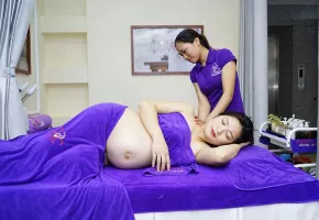 Massage chăm sóc mẹ bầu