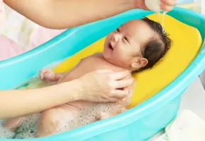 Tắm bé sơ sinh