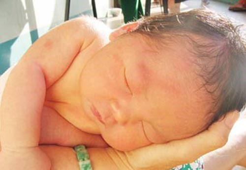 Tắm nắng cho trẻ sơ sinh vào mùa đông