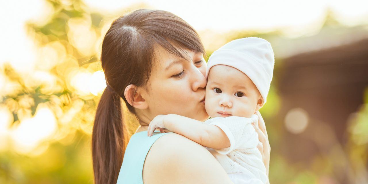 Tắm nắng cho bé sơ sinh lúc mấy giờ