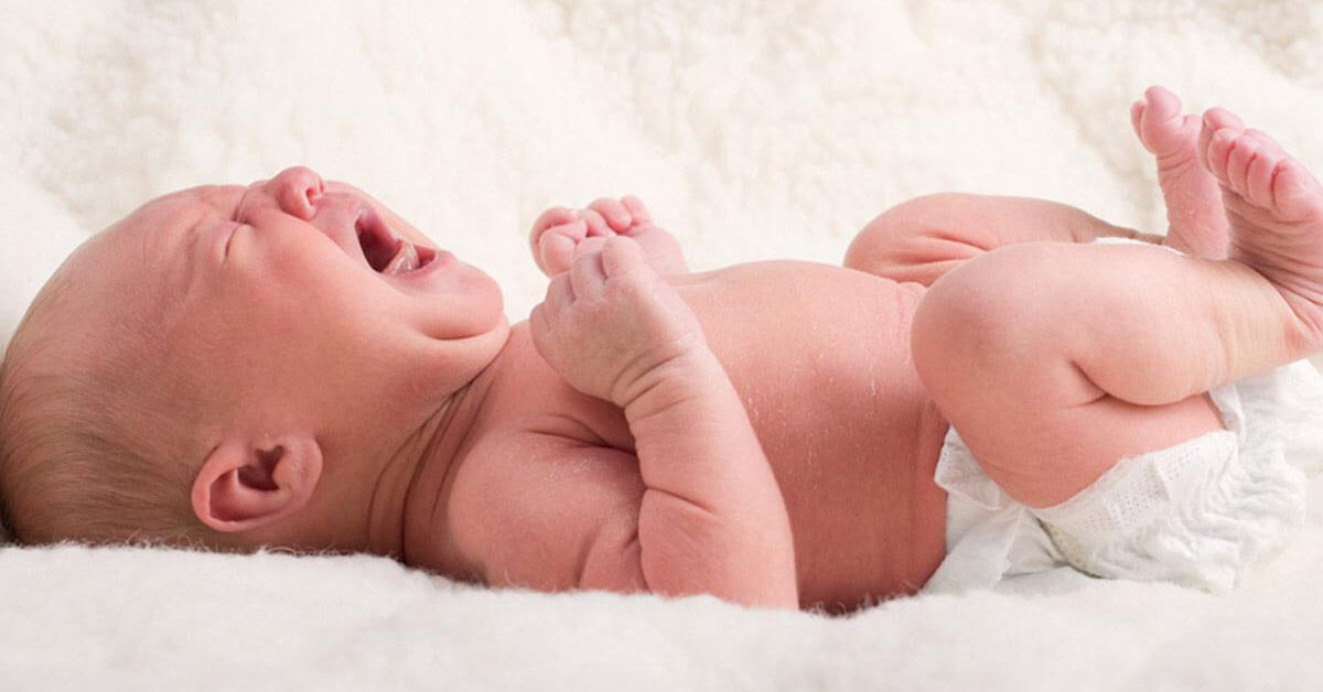 trẻ-sơ-sinh-vặn-mình-khi-ngủ