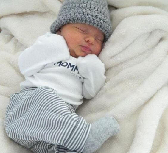 trẻ-sơ-sinh-vặn-mình-khi-ngủ