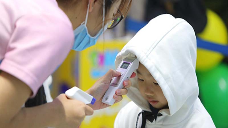 cham-soc-tre-so-sinh-dich-corona-1