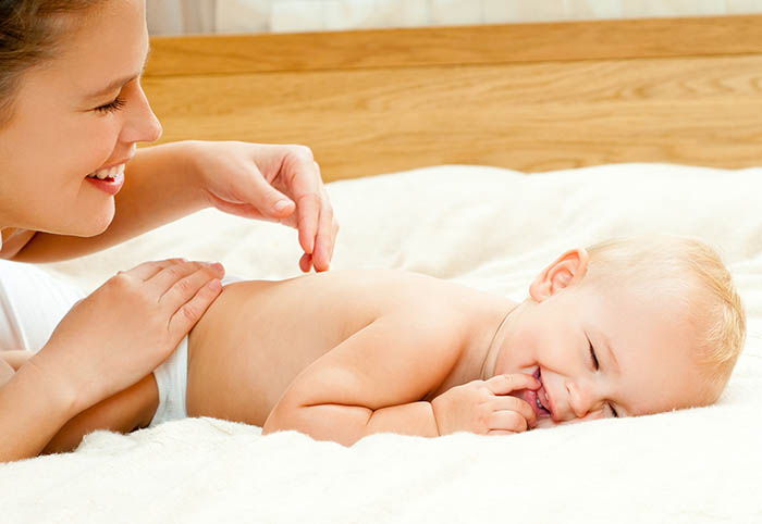 Lợi ích của việc massage cho bé sơ sinh