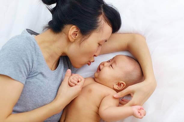 Tại sao người lớn không nên hôn trẻ sơ sinh?
