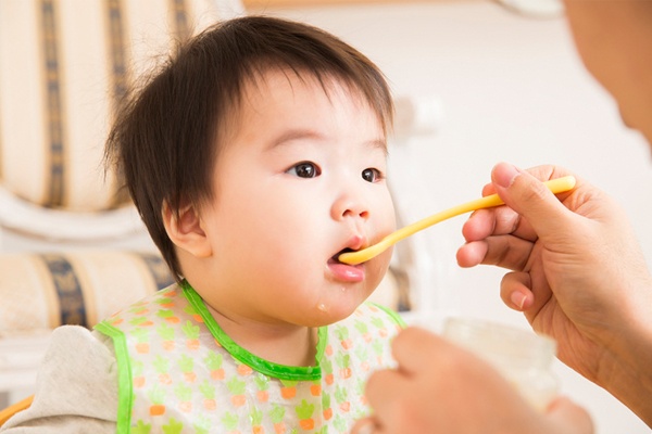 Những TÁC HẠI Khôn Lường Của Việc Cho Trẻ Ăn Dặm Sớm