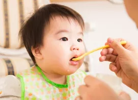 Những TÁC HẠI Khôn Lường Của Việc Cho Trẻ Ăn Dặm Sớm