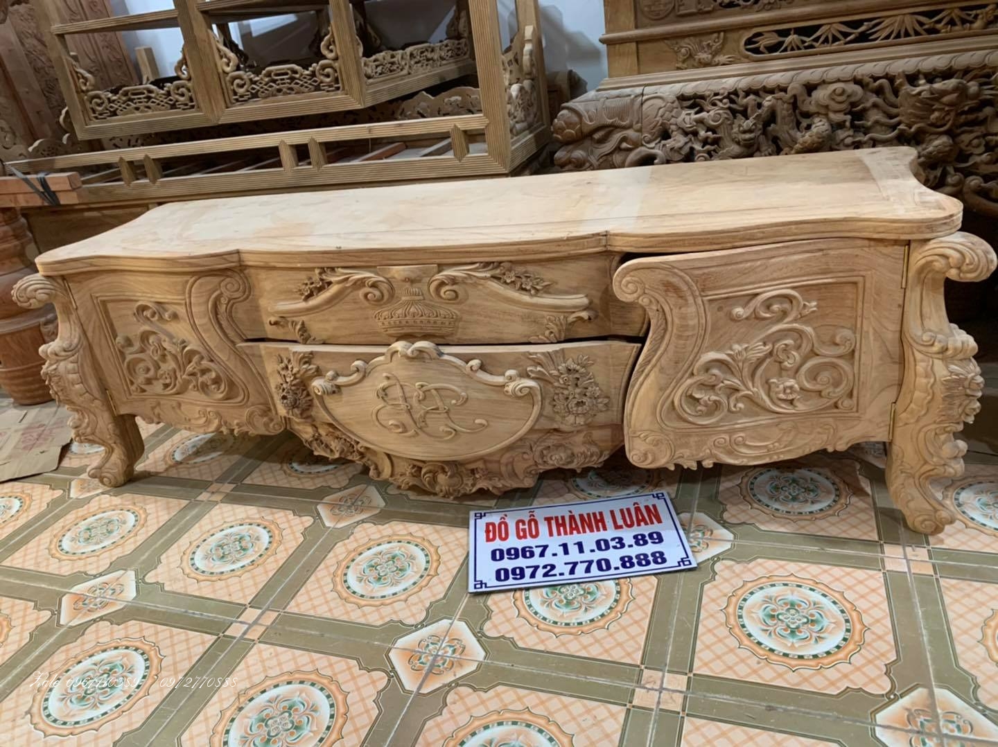 Kệ Tivi Lu-i (Louis) :,