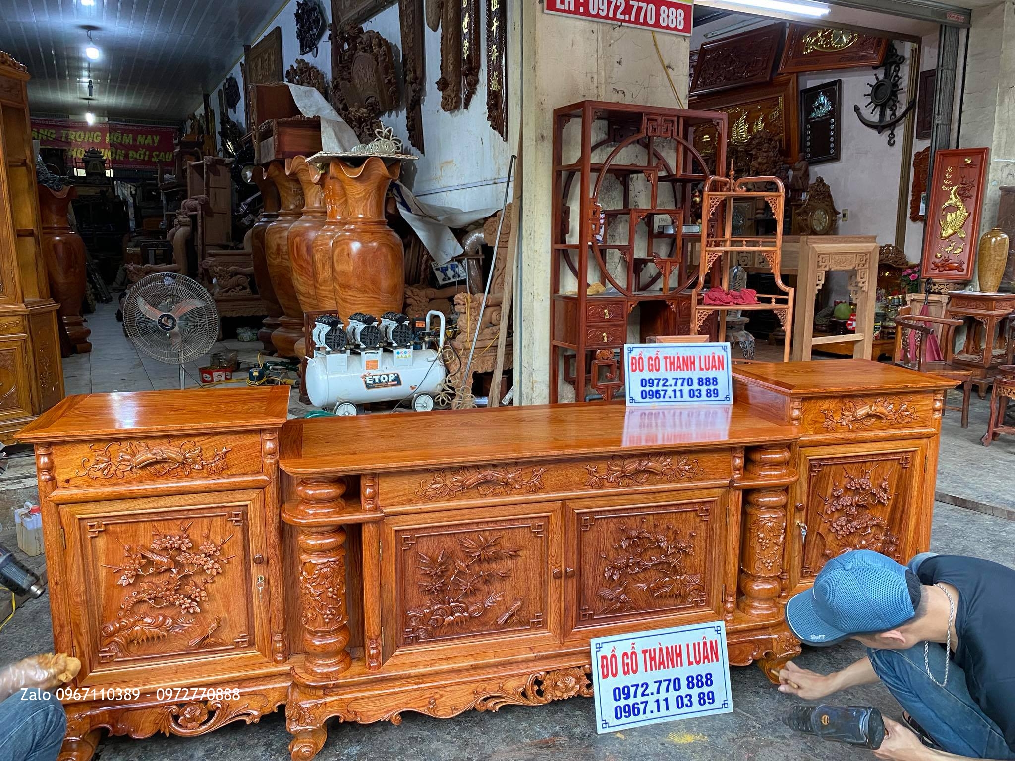 Kệ tivi gỗ hương đá cột nho 2m6,