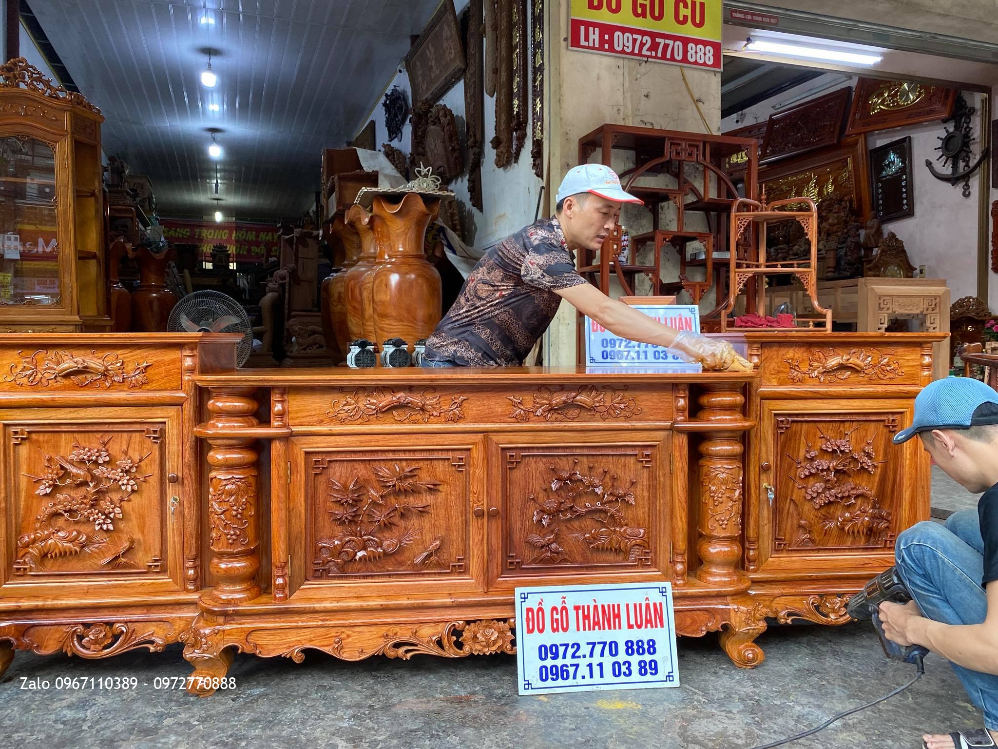 Kệ tivi gỗ hương đá cột nho 2m6,