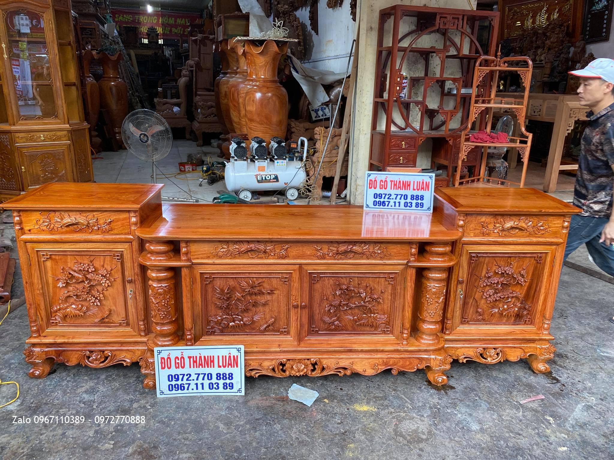 Kệ tivi gỗ hương đá cột nho 2m6.