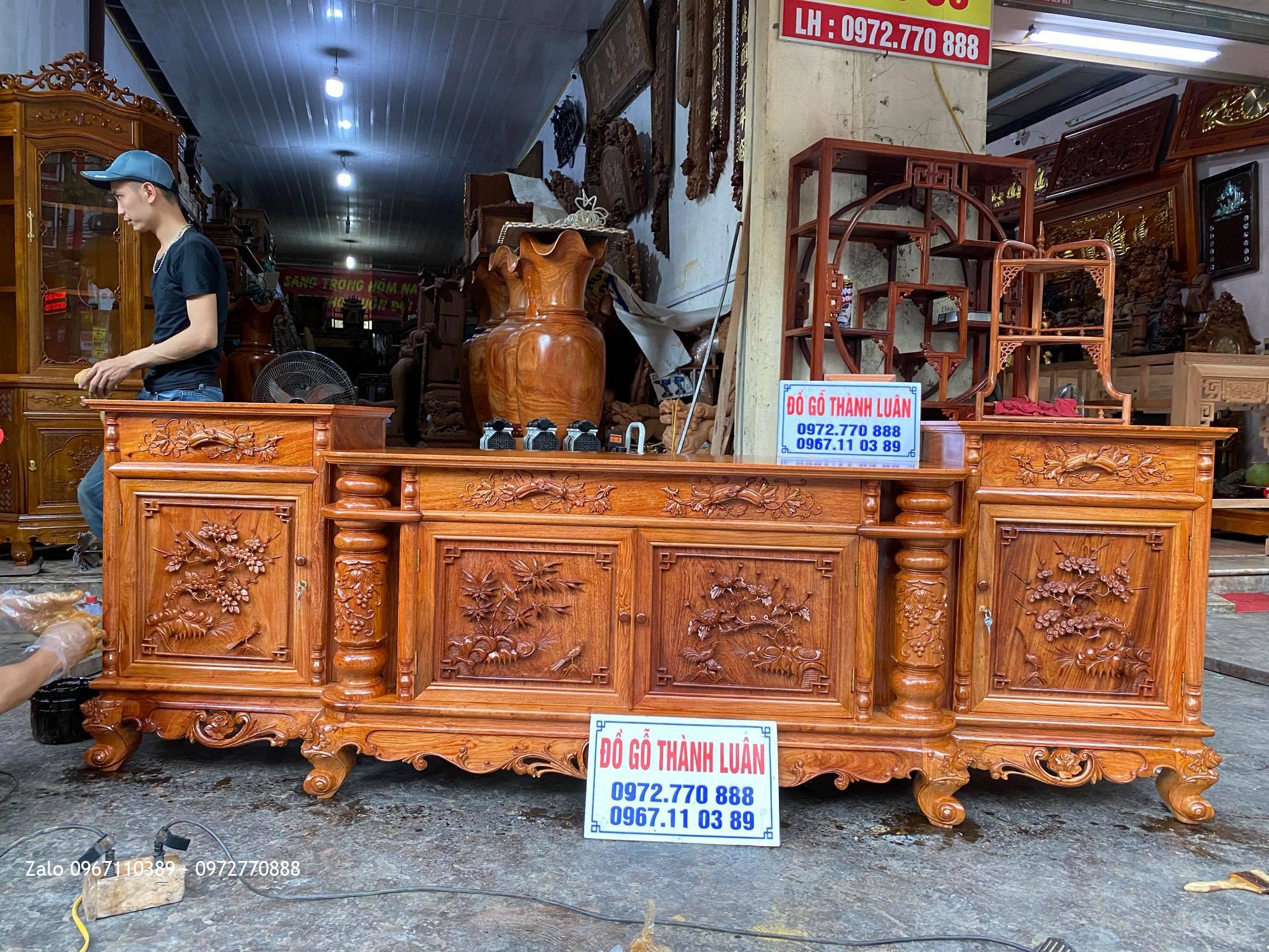 Kệ tivi gỗ hương đá cột nho 2m6.