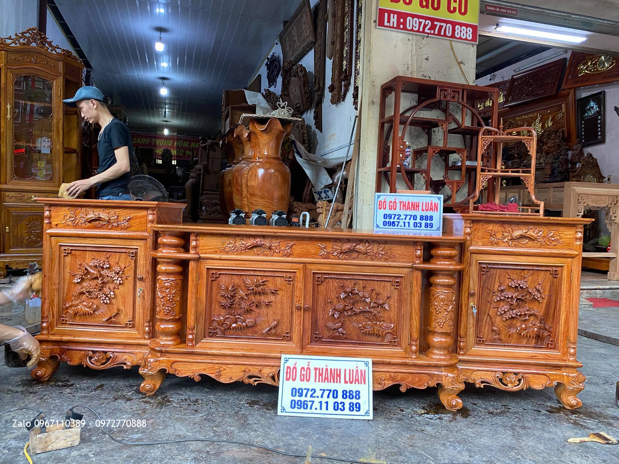 Kệ tivi gỗ hương đá cột nho 2m6