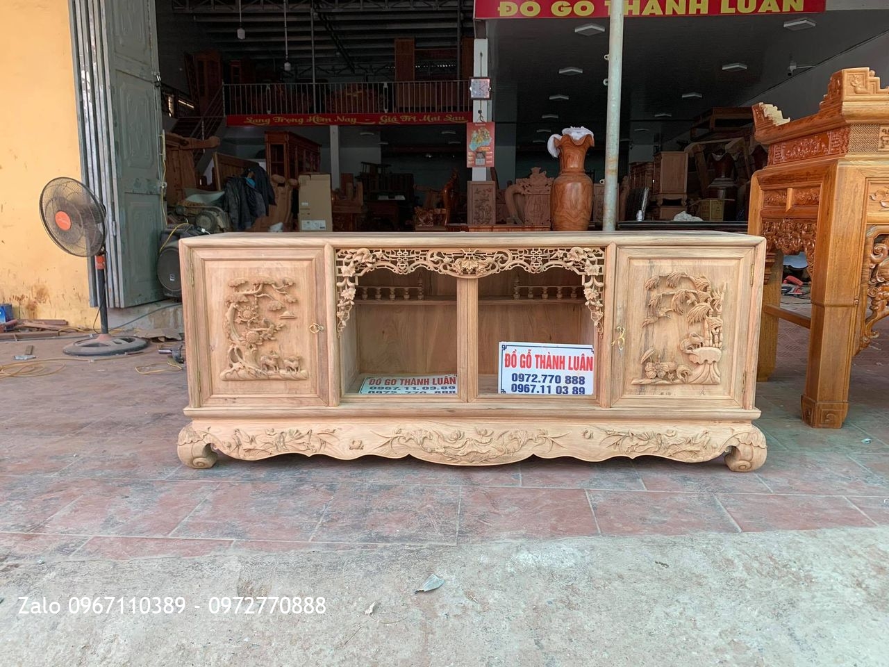 chiếc tủ chè gỗ gụ ta quảng bình,cánh đục tùng trúc,bệ đục sen cò, lèo đơn đục phúc thọ.