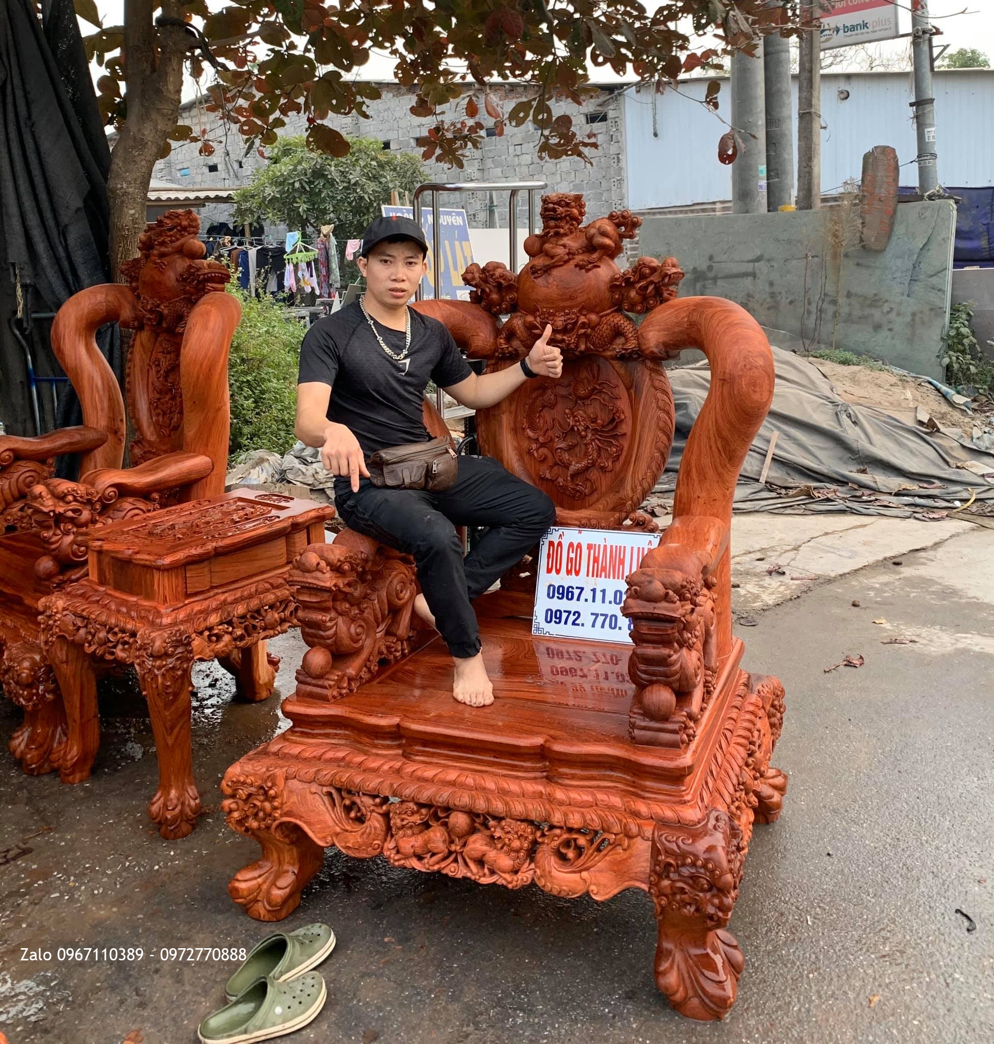 Bộ Bàn Ghế Nghê Bảo Đỉnh Cột 17 Chân 19 Gỗ Hương 12 Món.