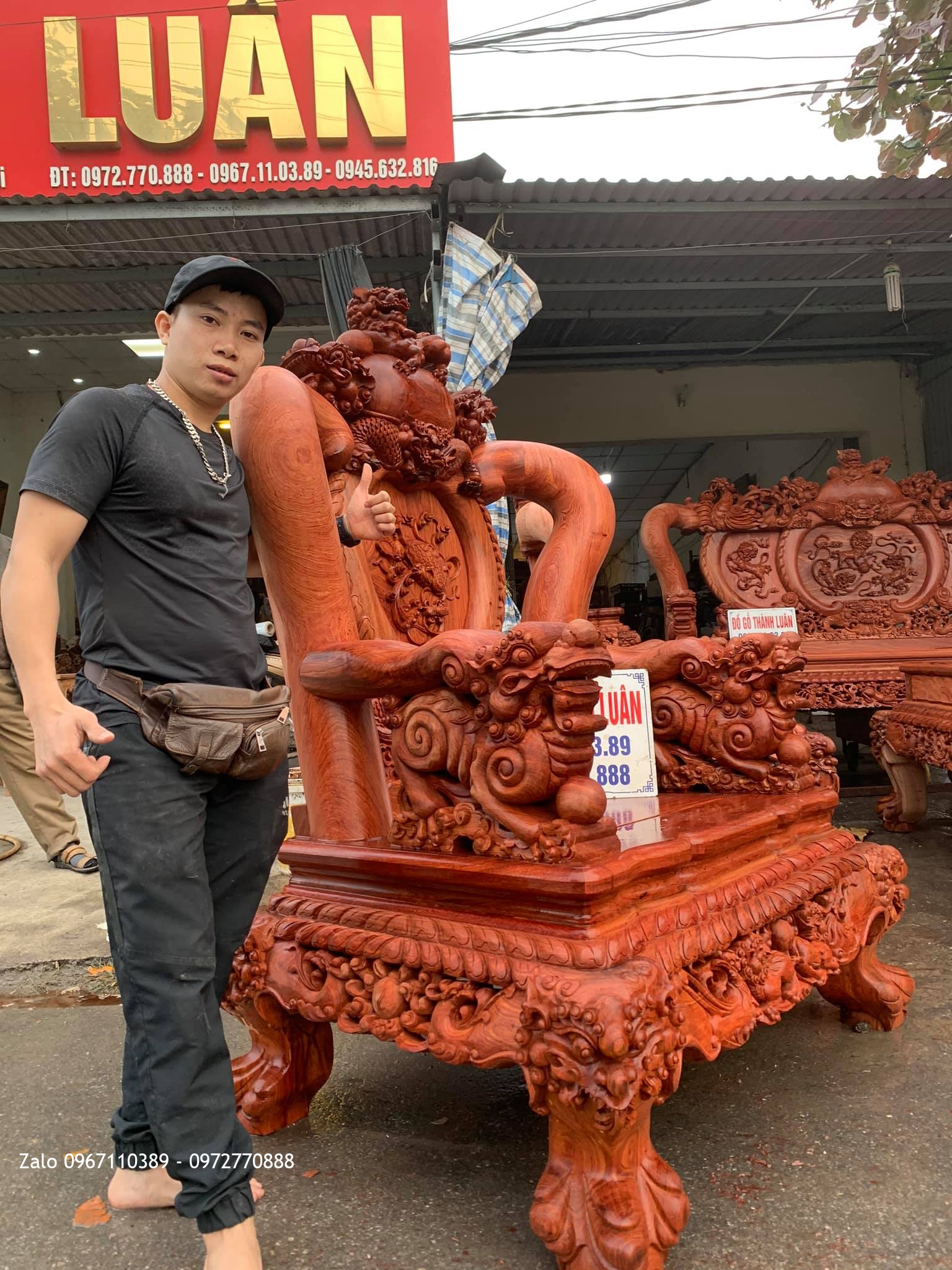 Bộ Bàn Ghế Nghê Bảo Đỉnh Cột 17 Chân 19 Gỗ Hương 12 Món.