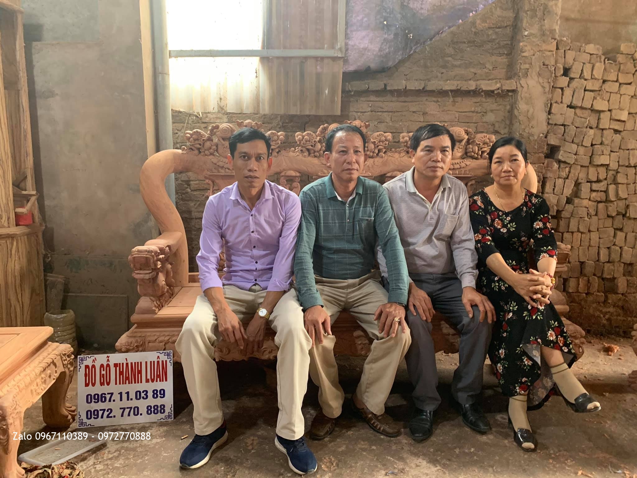 GĐ Chú Tuyến Tp Hạ Long Quảng Ninh Ký Nhận Bộ Ghế Minh Nghê Gỗ Hương Siêu Vip