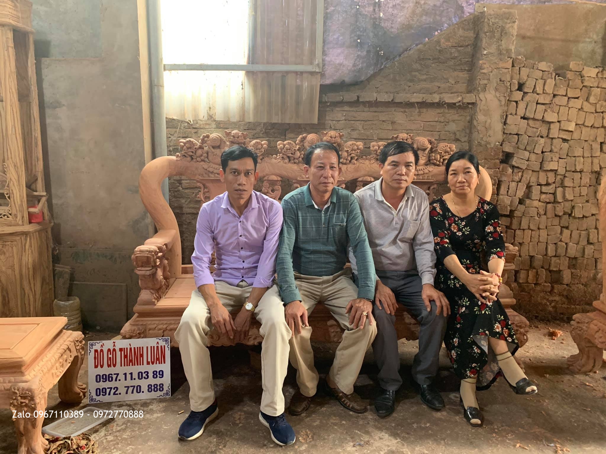 GĐ Chú Tuyến Tp Hạ Long Quảng Ninh Ký Nhận Bộ Ghế Minh Nghê Gỗ Hương Siêu Vip