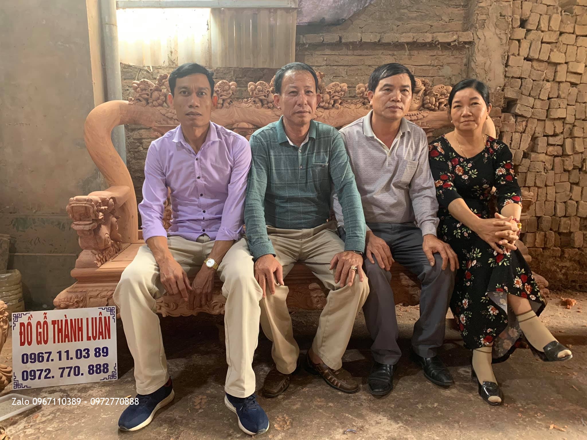 GĐ Chú Tuyến Tp Hạ Long Quảng Ninh Ký Nhận Bộ Ghế Minh Nghê Gỗ Hương Siêu Vip.