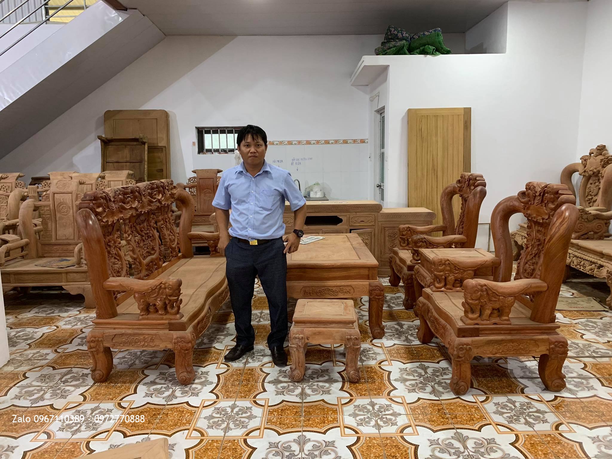 Bàn Ghế Và Cuốn Thư Câu Đối. A Phong Đến Từ Cần Thơ