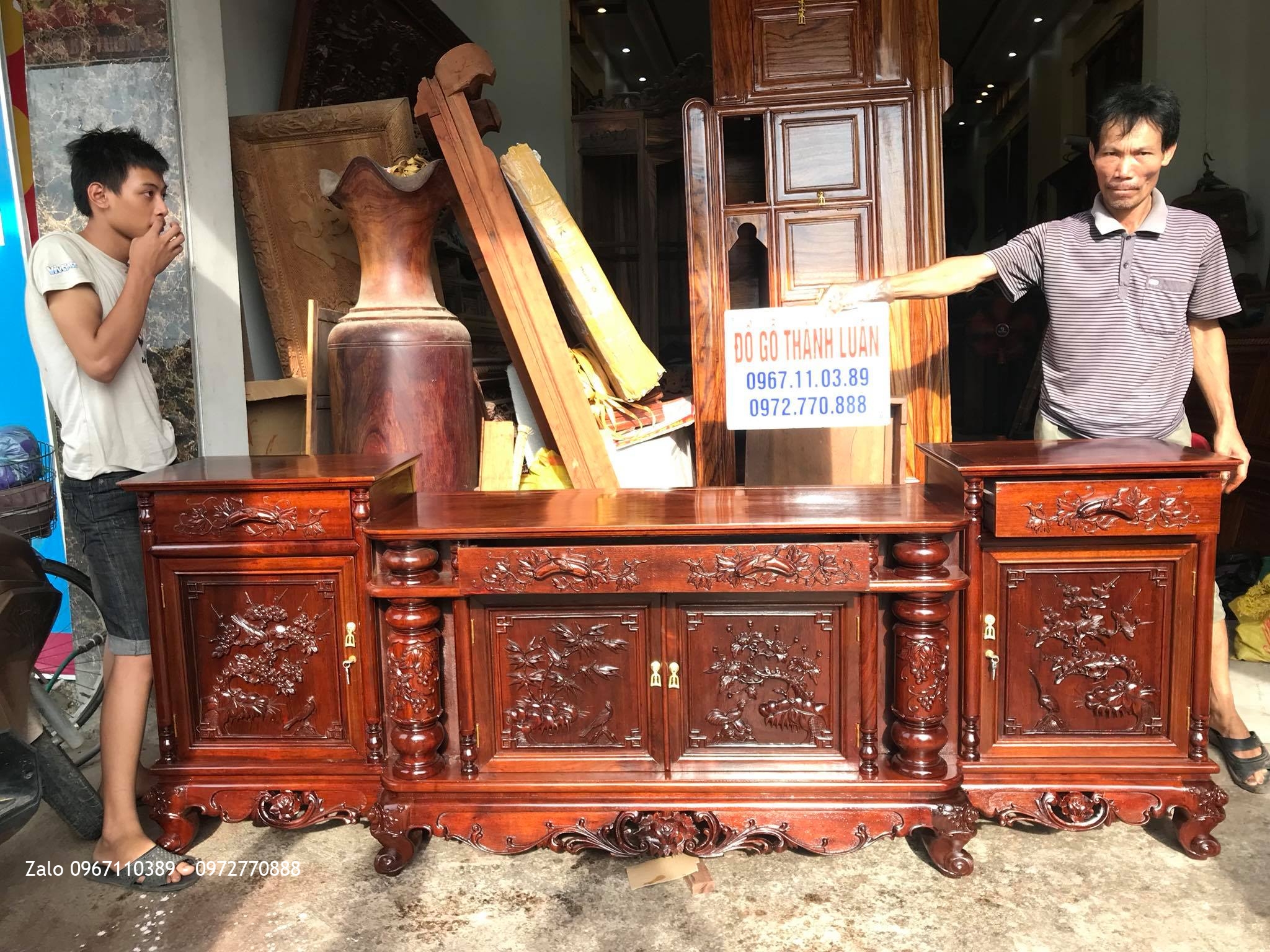 Kệ Tivi Gỗ Gụ Kiểu Cột Nho Đục Tay, A Kiên Hà Trì Hà Nội