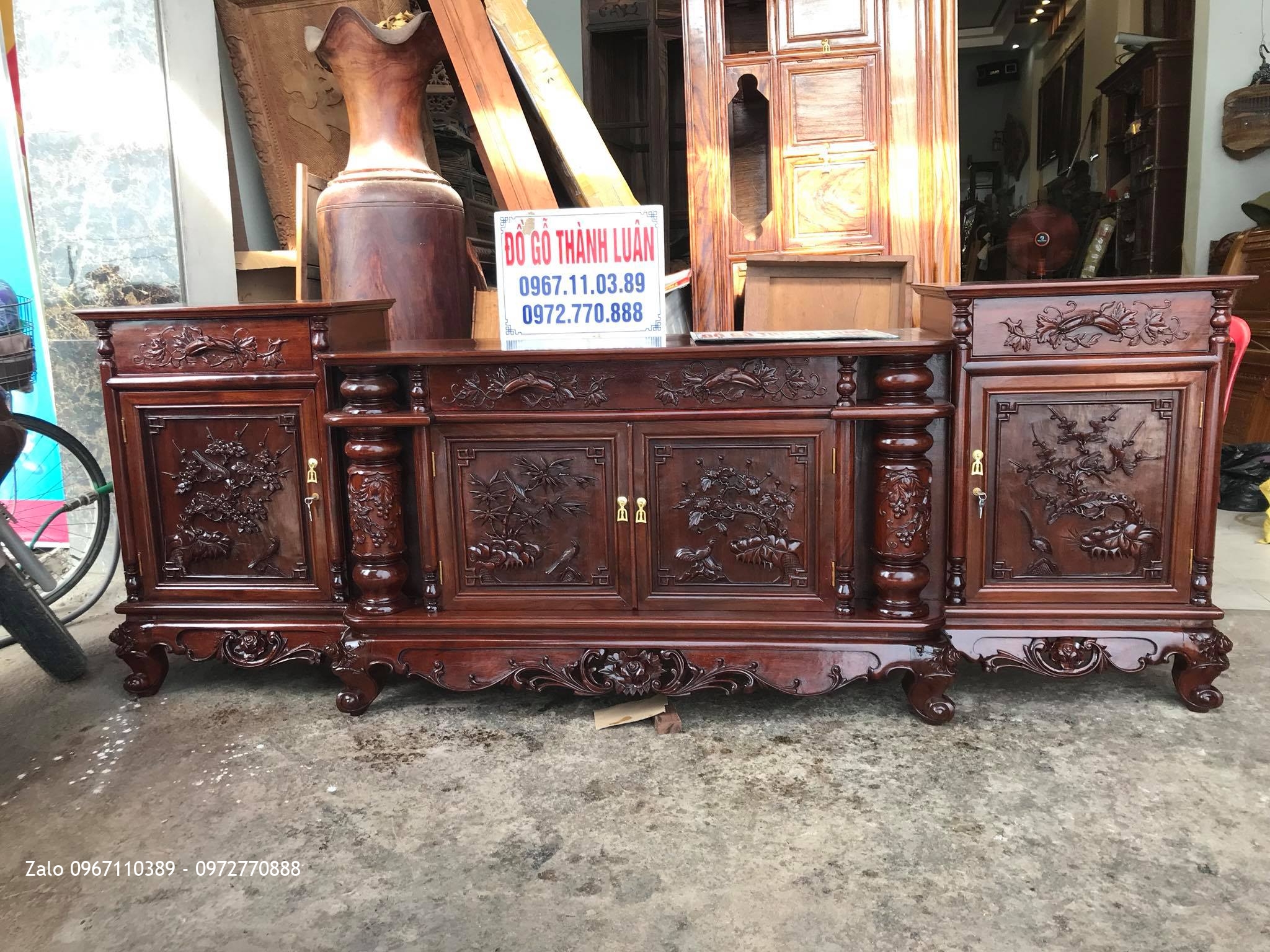 Kệ Tivi Gỗ Gụ Kiểu Cột Nho Đục Tay, A Kiên Hà Trì Hà Nội