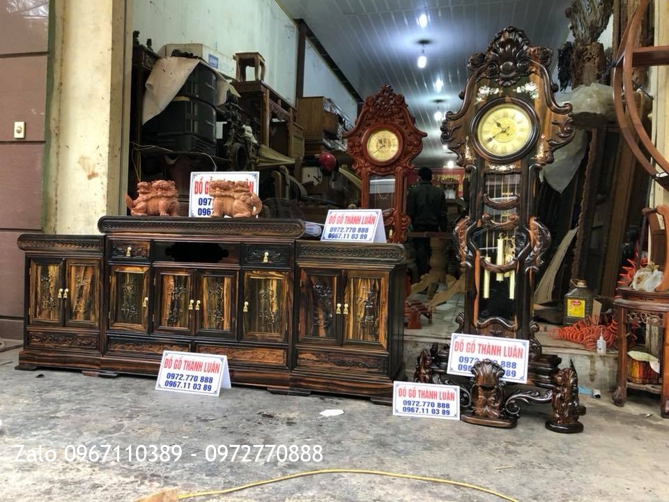 Tủ Tivi Gỗ Mun Và Đồng Hồ Vương Miện Hoa Lan Tây