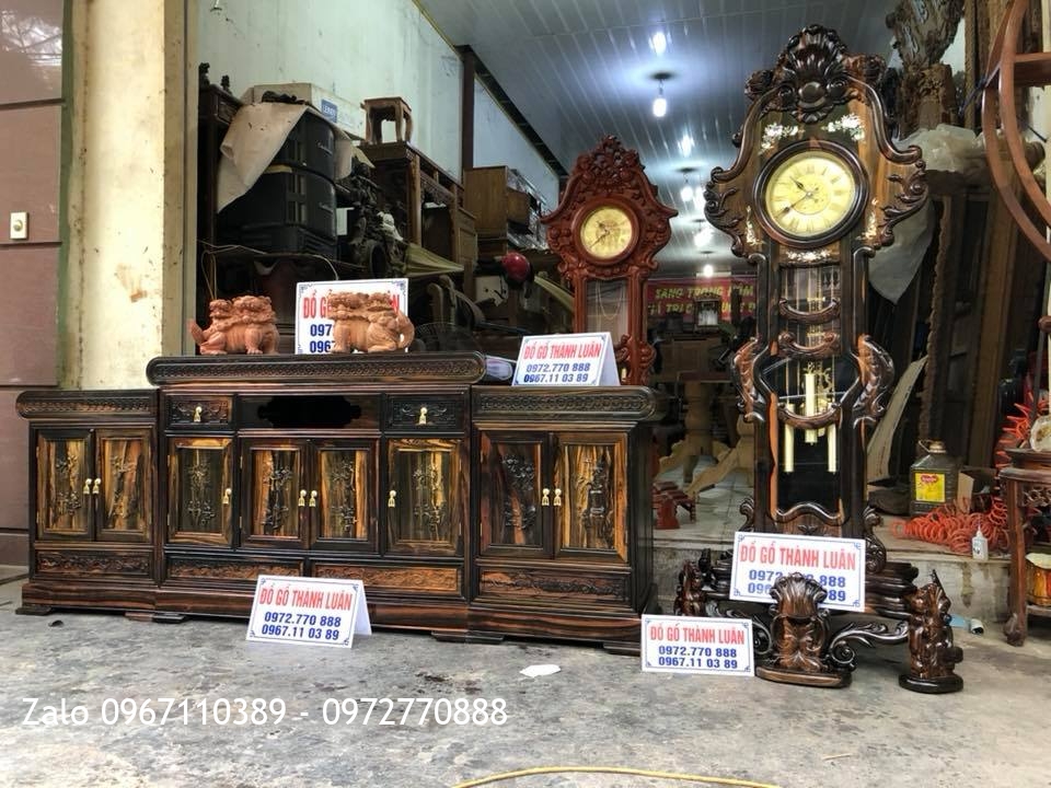 Tủ Tivi Gỗ Mun Và Đồng Hồ Vương Miện Hoa Lan Tây