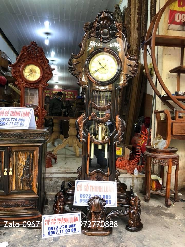 Tủ Tivi Gỗ Mun Và Đồng Hồ Vương Miện Hoa Lan Tây