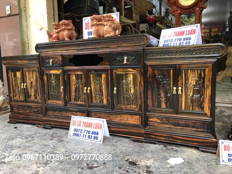 Tủ Tivi Gỗ Mun Và Đồng Hồ Vương Miện Hoa Lan Tây.