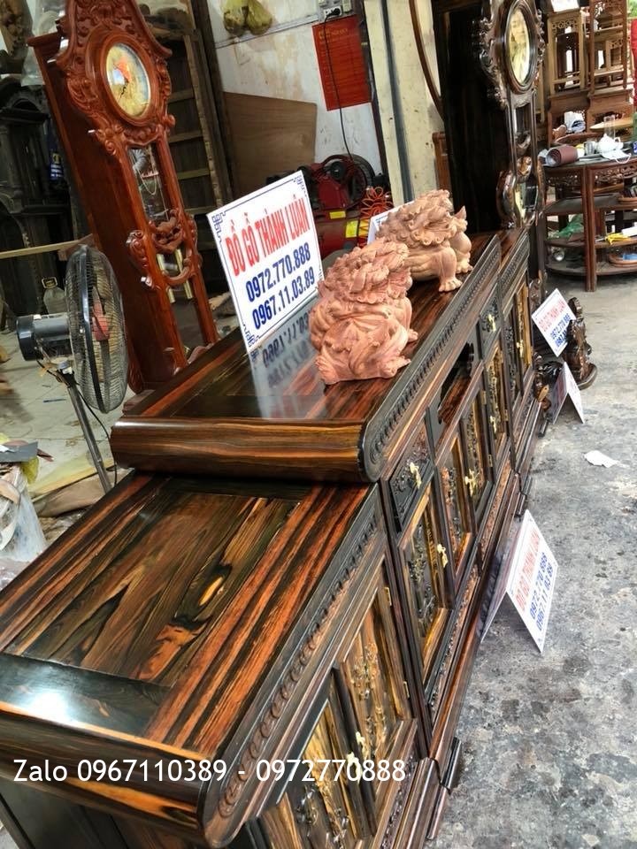 Tủ Tivi Gỗ Mun Và Đồng Hồ Vương Miện Hoa Lan Tây.