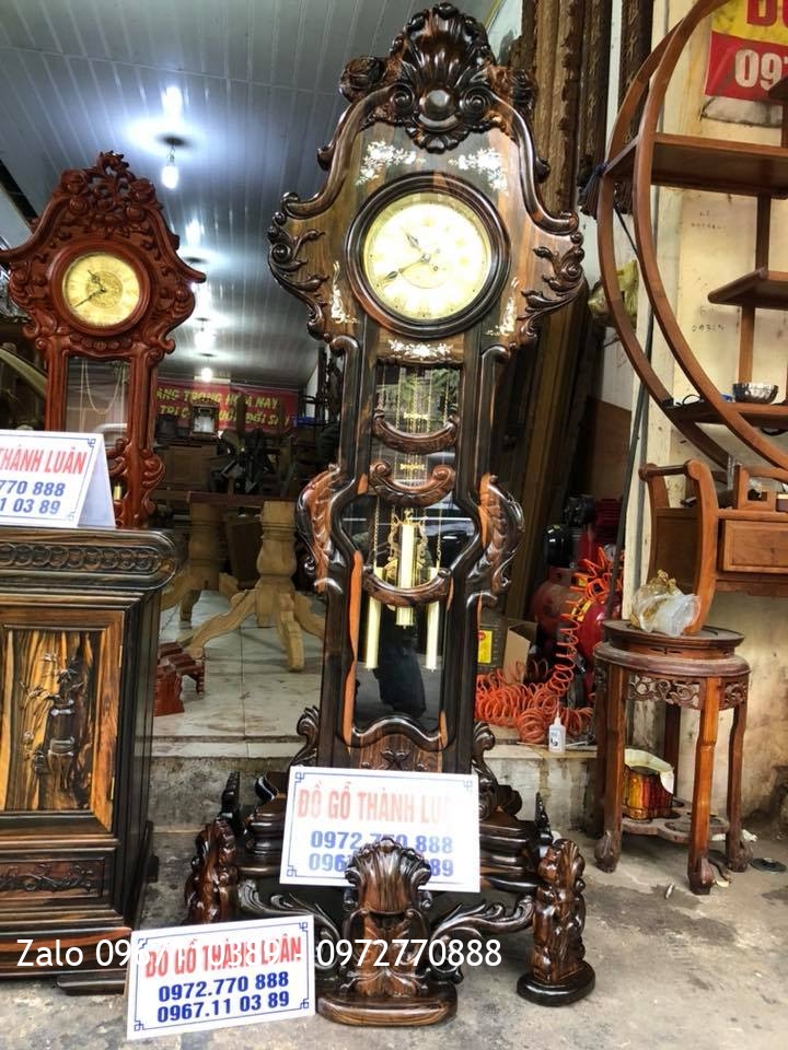 Tủ Tivi Gỗ Mun Và Đồng Hồ Vương Miện Hoa Lan Tây.