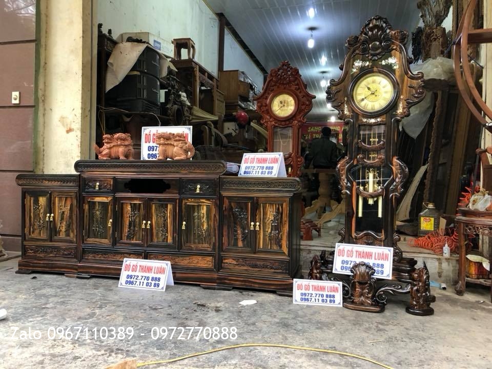 Tủ Tivi Gỗ Mun Và Đồng Hồ Vương Miện Hoa Lan Tây