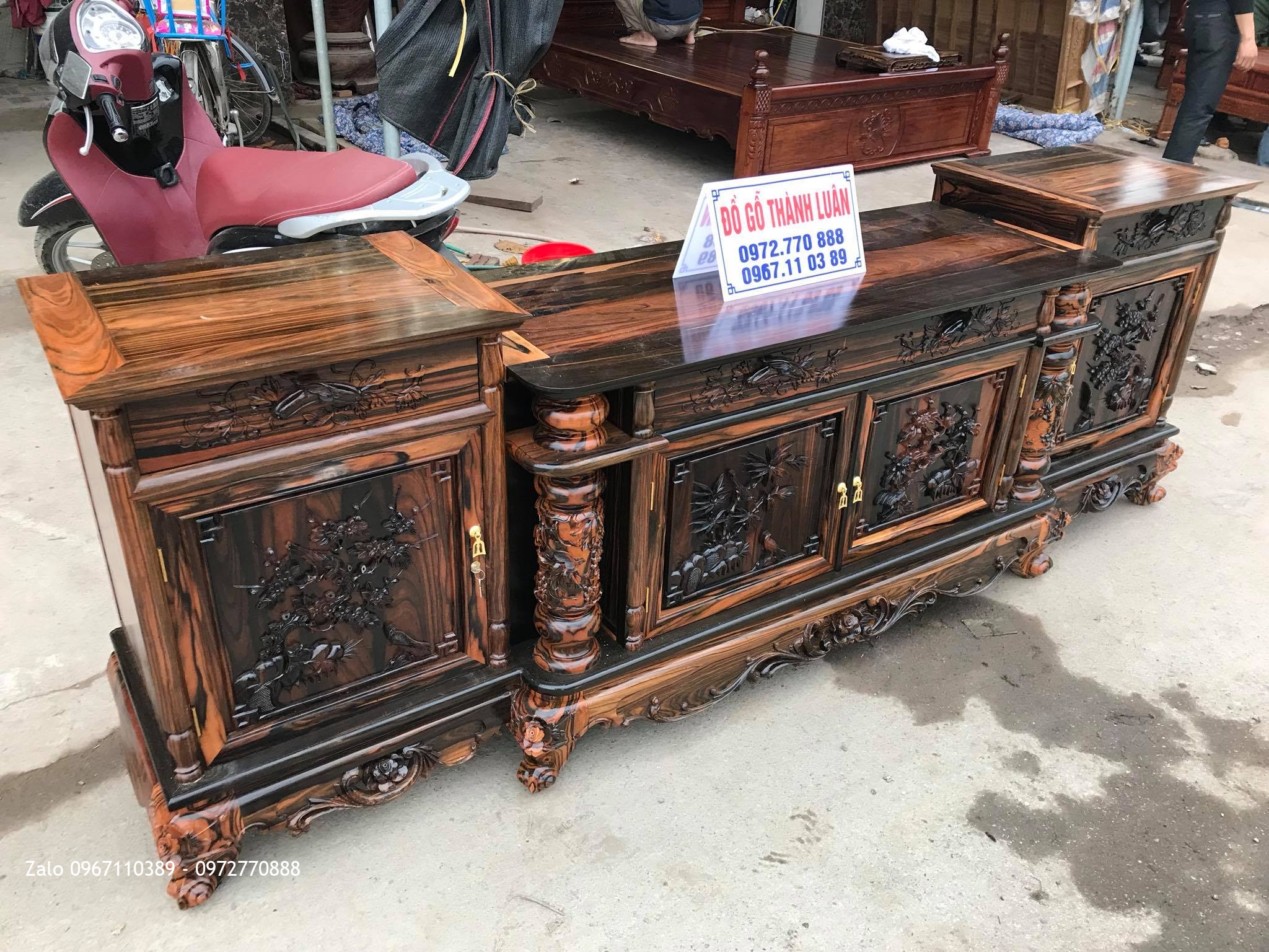 Kệ Tivi Gỗ Mun, 4 Cánh Đục Thủ Công, Chân Đục Hoa Hồng. Anh Tuấn Anh Lĩnh Nam Hà Nội.