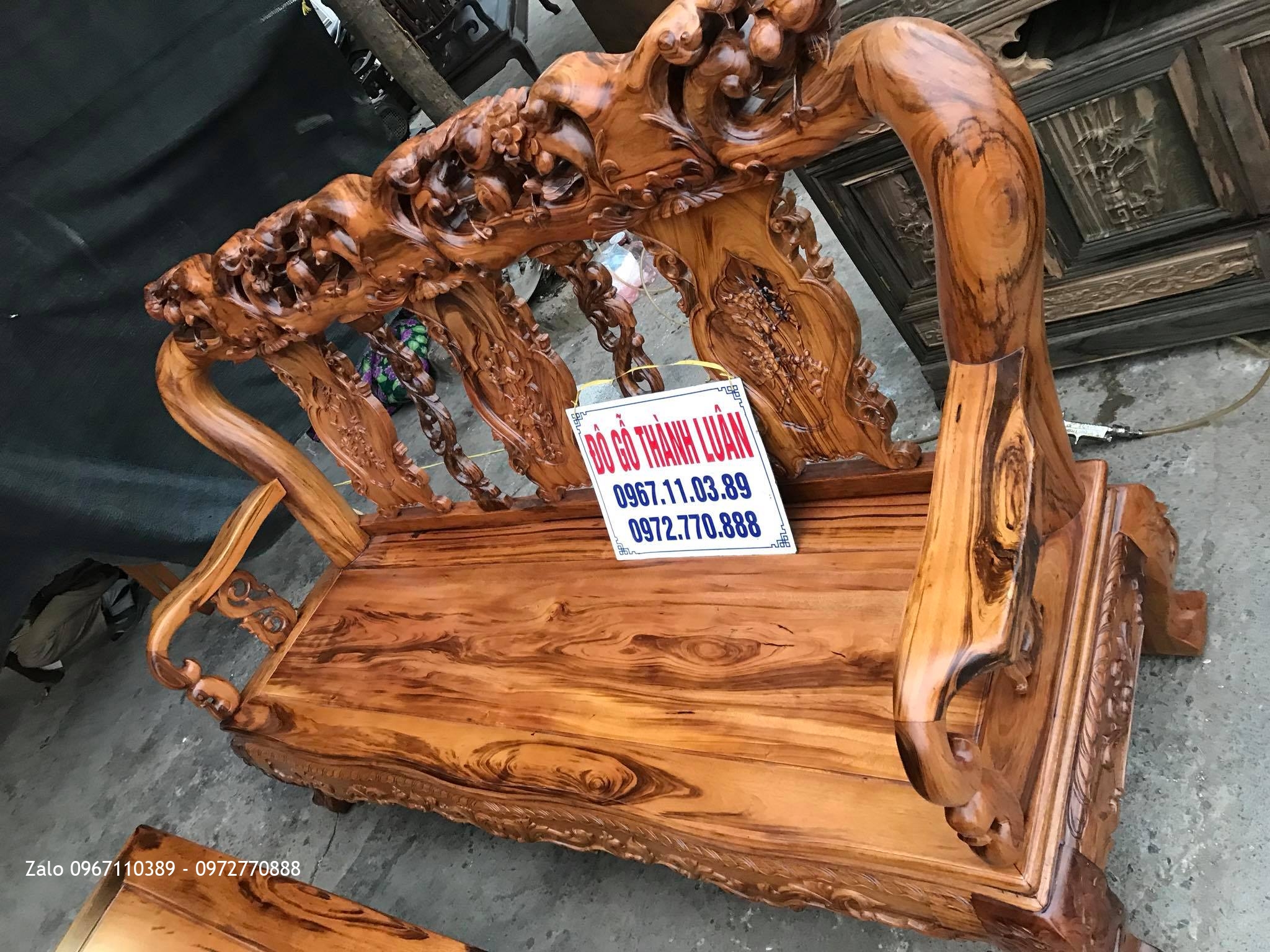 Bộ Bàn Ghế Gụ Ta Quảng Bình Cột 12 Yếm Cong Chọn Vân.