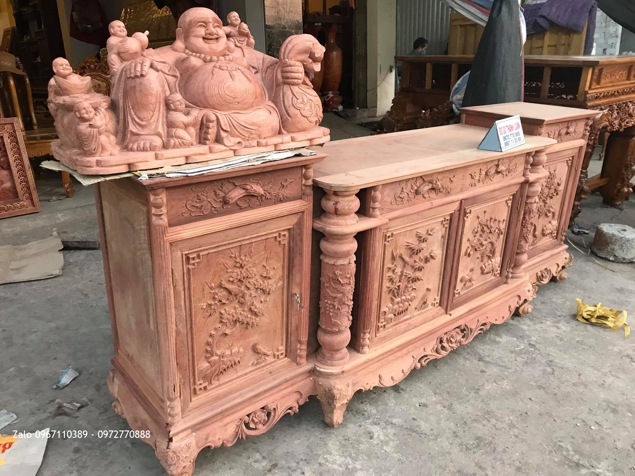 Kệ Tivi Cột Nho Gỗ Hương Đỏ Lào. Khách Thành Phố Vinh  Nghệ An.