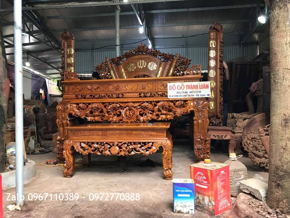 Sập Thờ Mai Điểu Và Cuốn Thư Câu Đối Gỗ Gụ. Khách Thái Bình