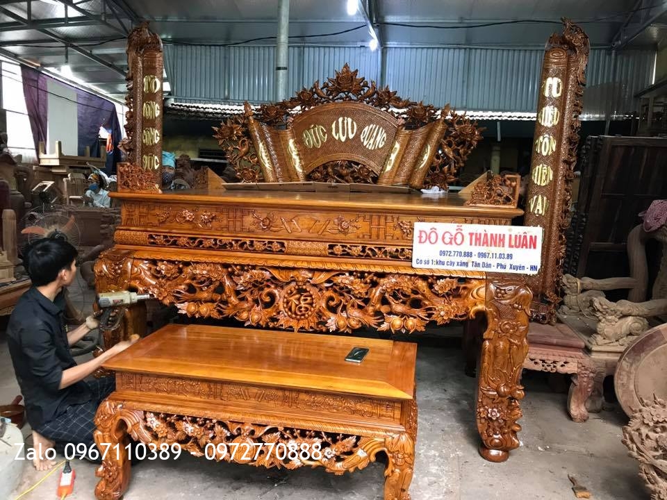 Sập Thờ Mai Điểu Và Cuốn Thư Câu Đối Gỗ Gụ. Khách Thái Bình,.