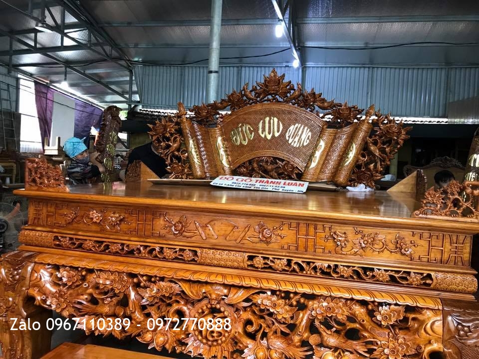 Sập Thờ Mai Điểu Và Cuốn Thư Câu Đối Gỗ Gụ. Khách Thái Bình,.