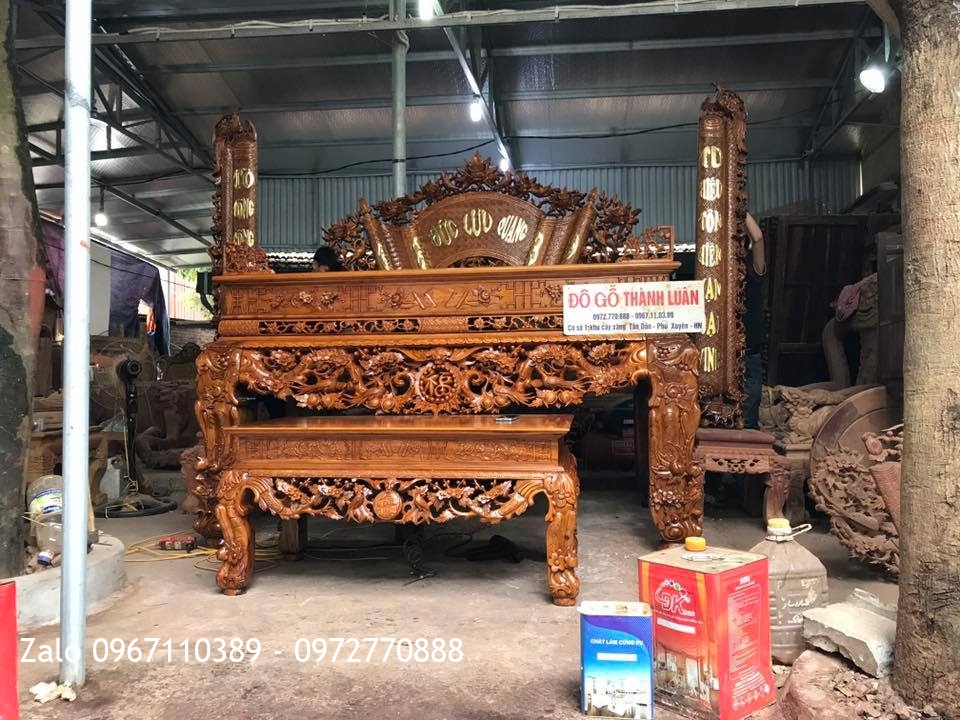 Sập Thờ Mai Điểu Và Cuốn Thư Câu Đối Gỗ Gụ. Khách Thái Bình.