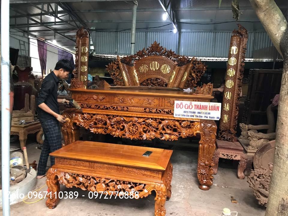 Sập Thờ Mai Điểu Và Cuốn Thư Câu Đối Gỗ Gụ. Khách Thái Bình..