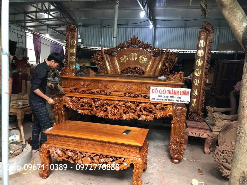 Sập Thờ Mai Điểu Và Cuốn Thư Câu Đối Gỗ Gụ. Khách Thái Bình..