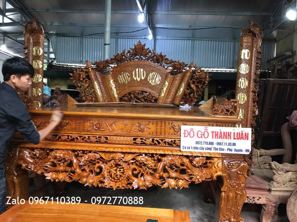 Sập Thờ Mai Điểu Và Cuốn Thư Câu Đối Gỗ Gụ. Khách Thái Bình..