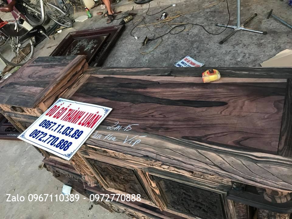 Tủ Kệ Tivi Gỗ Mun Cột Nho, 4 Cánh Đục Thủ Công,Chân Đục Hoa Hồng VÍP.