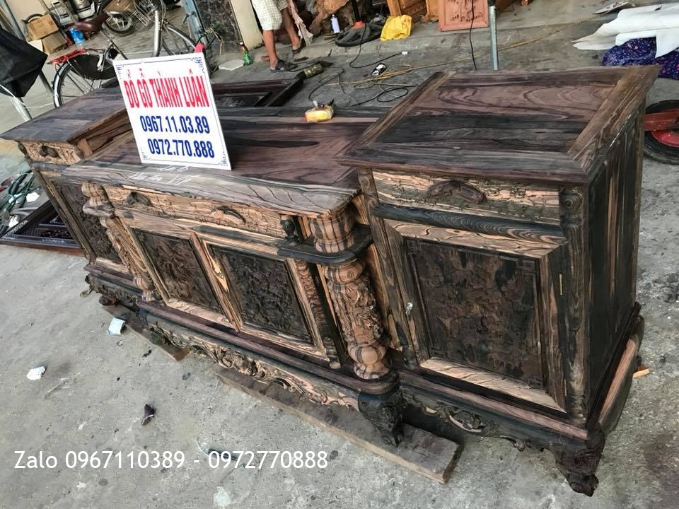 Tủ Kệ Tivi Gỗ Mun Cột Nho, 4 Cánh Đục Thủ Công,Chân Đục Hoa Hồng VÍP.