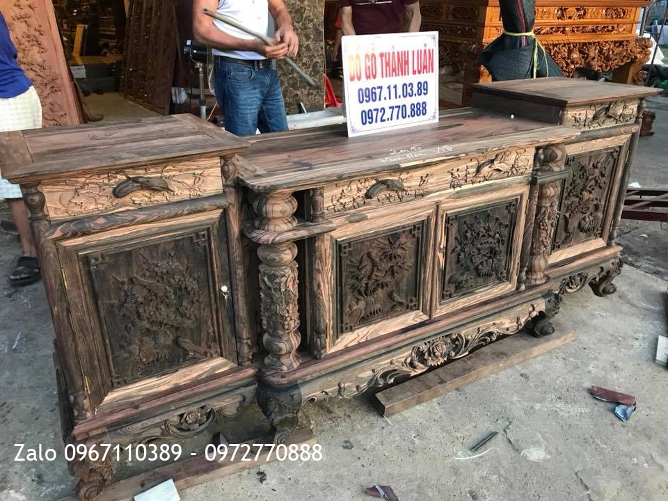 Tủ Kệ Tivi Gỗ Mun Cột Nho, 4 Cánh Đục Thủ Công,Chân Đục Hoa Hồng VÍP.: