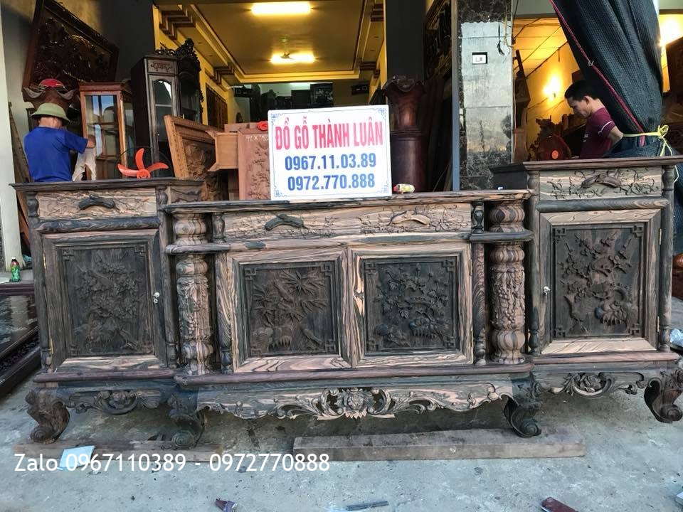 Tủ Kệ Tivi Gỗ Mun Cột Nho, 4 Cánh Đục Thủ Công,Chân Đục Hoa Hồng VÍP